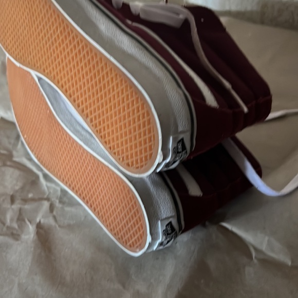 Vans - Picture 9 of 10